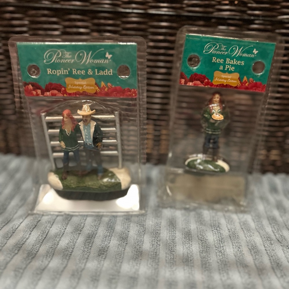 The Pioneer Woman Figurine Set - Ropin' Ree & Ladd and Ree Bakes a Pie